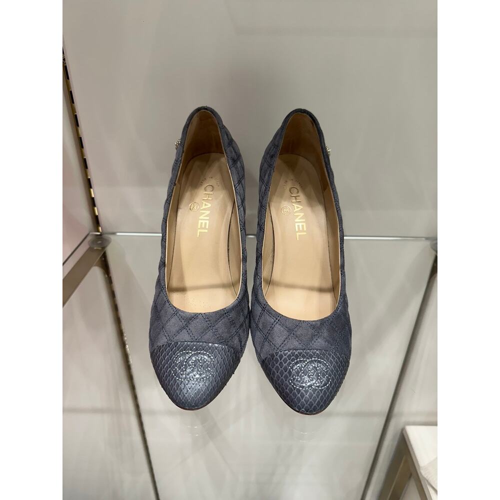 Chic Chanel Grey Quilted Suede Python Cap Toe CC … - image 6